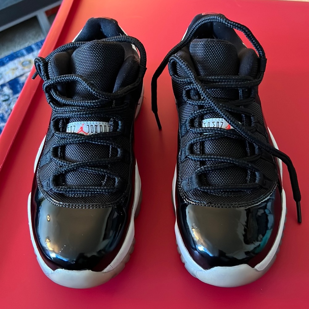 Bred 11’s Jordan’s low tops size 7